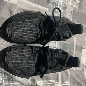 Like new all black Adidas. This is a kids size 6. Which is a women’s 8.